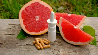 Şişedeki greyfurt yağı. Seçici odaklanma. Doğa.