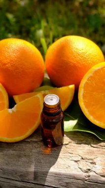 Şişedeki portakal yağı. Seçici odaklanma. Doğa.
