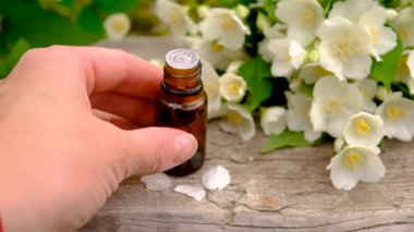 Yasemin yağı ve çiçekler. Seçici odaklanma. Doğa.