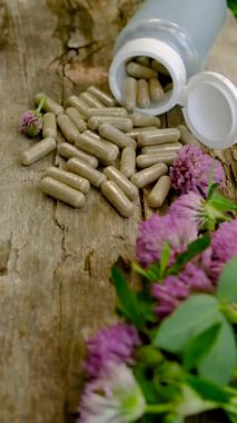 Kırmızı Yonca Özütü ve İlaveleri. Seçici Odaklanma. Doğa.