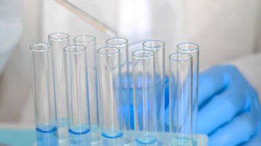 Laboratuvarda su araştırması. Seçici odaklanma. aqua.