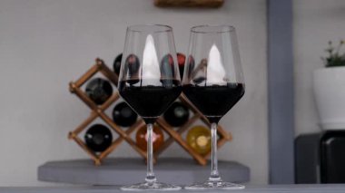 Ellerinde bir kadeh kırmızı şarap. Seçici odaklanma. iç.