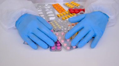 Elinde ilaçlar olan bir doktor. Seçici odaklanma. Uyuşturucu.