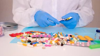 Elinde ilaçlar olan bir doktor. Seçici odaklanma. Uyuşturucu.