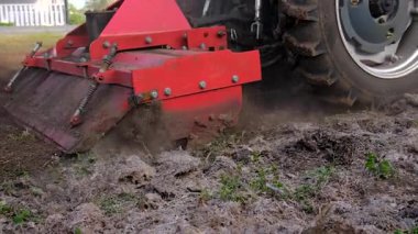 Bahçede toprak yetiştiren traktör. Seçici odaklanma. Doğa.