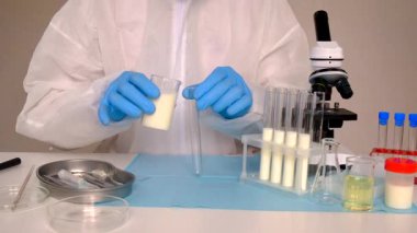 Laboratuvarda sütü inceleyin. Seçici odaklanma. ilaç