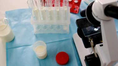 Laboratuvarda sütü inceleyin. Seçici odaklanma. ilaç