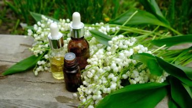 Vadi Zambağı bir şişede özütüyor. Seçici odaklanma. Doğa.