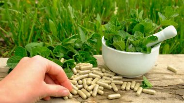 Nane özü, temel yağ ve takviyeler. Seçici odaklanma. Doğa.