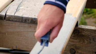 Bir adam bir tahtayı boyayla boyuyor. Seçici odaklanma. İnsanlar.