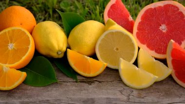 Farklı narenciye dilimlenmiş arka plan. Seçici odaklanma. yiyecek.