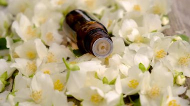 Yasemin yağı ve çiçekler. Seçici odaklanma. Doğa.