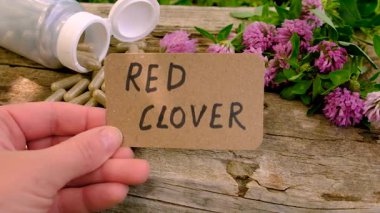 Kırmızı Yonca Özütü ve İlaveleri. Seçici Odaklanma. Doğa.