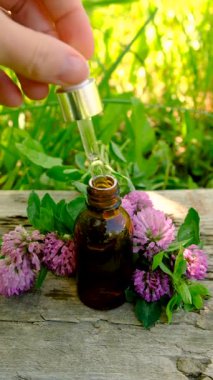 Kırmızı Yonca Özütü ve İlaveleri. Seçici Odaklanma. Doğa.