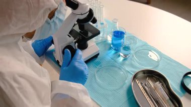 Laboratuvarda su araştırması. Seçici odaklanma. aqua.