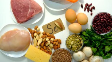 Yiyecekler selenyum içerir. Seçici odaklanma. Se.