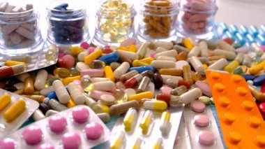 İlaç hapları ve kapsüller. Seçici odaklanma. Uyuşturucu.
