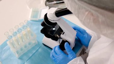 Laboratuvarda sütü inceleyin. Seçici odaklanma. ilaç