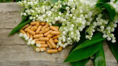 Vadi Zambağı bir şişede özütüyor. Seçici odaklanma. Doğa.