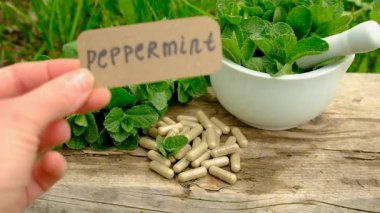 Nane özü, temel yağ ve takviyeler. Seçici odaklanma. Doğa.