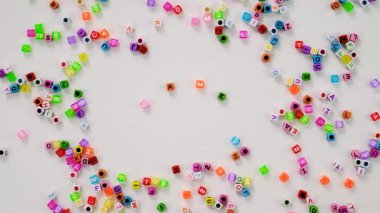 Çocuk küpleri ve kelime oyunları. Seçici odaklanma. Çocuk.