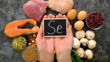 Yiyecekler selenyum içerir. Seçici odaklanma. Se.