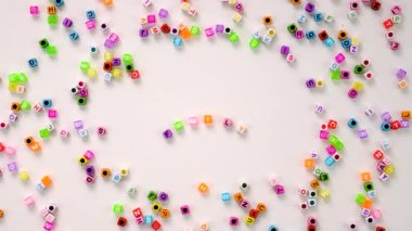 Çocuk küpleri ve aile kelimesi. Seçici odaklanma. Çocuk.