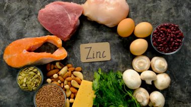 Yiyecekler çinko besin içerir. Seçici odaklanma. Zn.