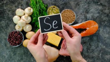 Yiyecekler selenyum içerir. Seçici odaklanma. Se.