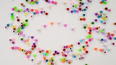 Çocuk küpleri ve baba kelimesi. Seçici odaklanma. Çocuk.