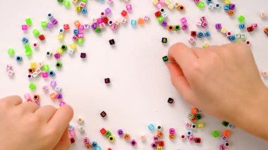 Çocuk küpleri ve İngilizce. Seçici odaklanma. çocuk.