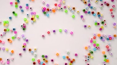 Çocuk küpleri ve kelime okulu. Seçici odaklanma. Çocuk.