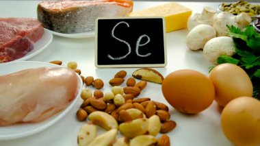 Yiyecekler selenyum içerir. Seçici odaklanma. Se.