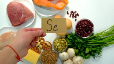 Yiyecekler selenyum içerir. Seçici odaklanma. Se.