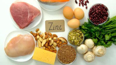 Yiyecekler çinko besin içerir. Seçici odaklanma. Zn.