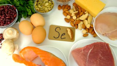 Yiyecekler selenyum içerir. Seçici odaklanma. Se.