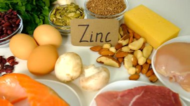 Yiyecekler çinko besin içerir. Seçici odaklanma. Zn.