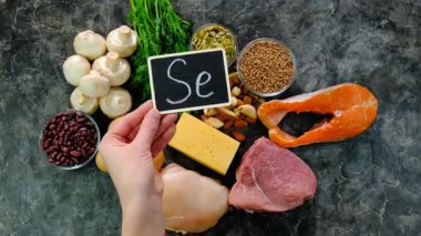 Yiyecekler selenyum içerir. Seçici odaklanma. Se.