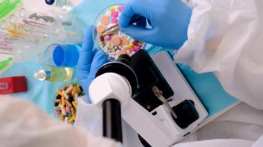 Laboratuvarda incelenecek ilaçlar. Seçici odaklanma. Uyuşturucu.