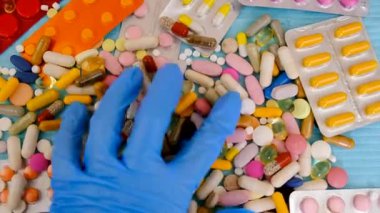 Elinde ilaçlar olan bir doktor. Seçici odaklanma. Uyuşturucu.