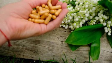 Vadi Zambağı bir şişede özütüyor. Seçici odaklanma. Doğa.