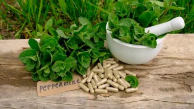 Nane özü, temel yağ ve takviyeler. Seçici odaklanma. Doğa.