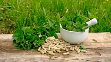 Nane özü, temel yağ ve takviyeler. Seçici odaklanma. Doğa.