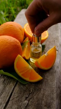 Şişedeki portakal yağı. Seçici odaklanma. Doğa.