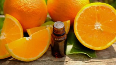 Şişedeki portakal yağı. Seçici odaklanma. Doğa.