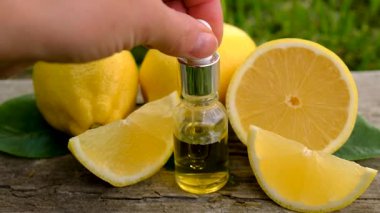 limon yağı şişede. Seçici odaklanma. Doğa.