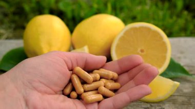 limon yağı şişede. Seçici odaklanma. Doğa.