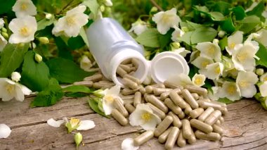 Yasemin yağı ve çiçekler. Seçici odaklanma. Doğa.