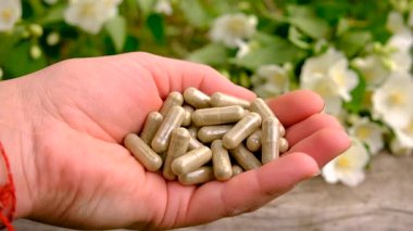 Yasemin yağı ve çiçekler. Seçici odaklanma. Doğa.