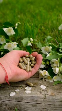 Yasemin yağı ve çiçekler. Seçici odaklanma. Doğa.